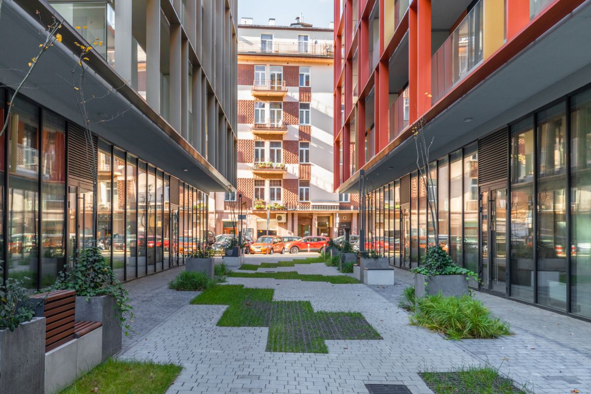 Narożny lokal o pow. 80 m2 z witrynami 25 euro/m2
