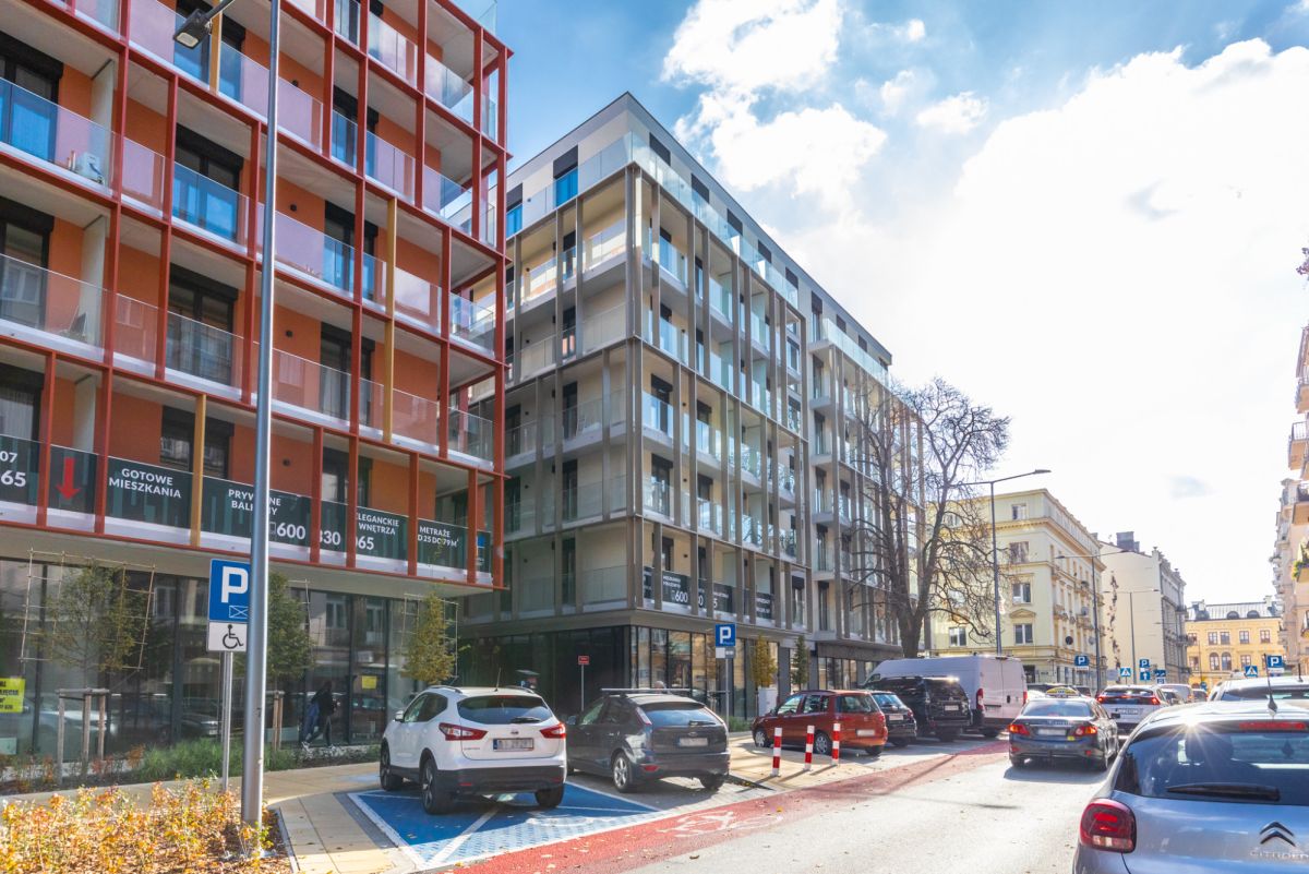 Narożny lokal o pow. 80 m2 z witrynami 25 euro/m2