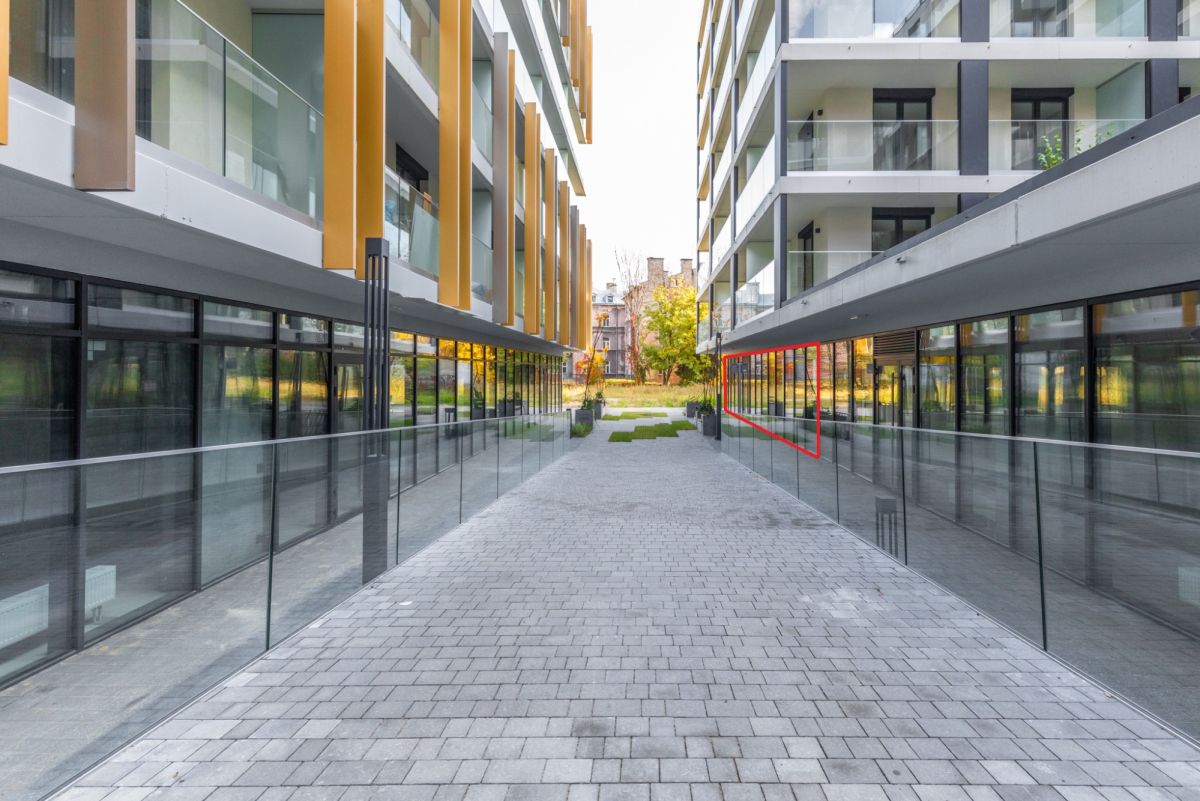 Narożny lokal o pow. 80 m2 z witrynami 25 euro/m2