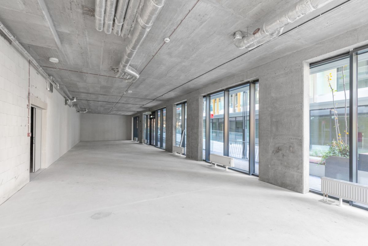 Narożny lokal o pow. 80 m2 z witrynami 25 euro/m2