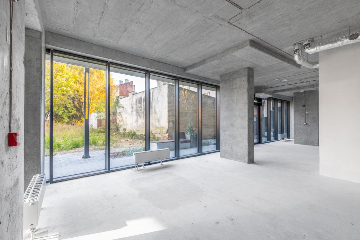 Narożny lokal o pow. 80 m2 z witrynami 25 euro/m2
