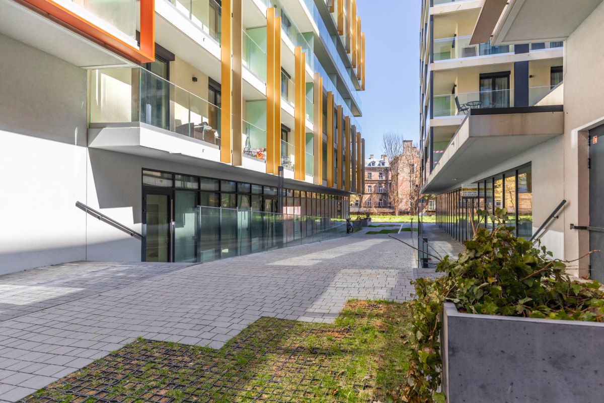 Lokal o pow. 145 m2 z witrynami Centrum
