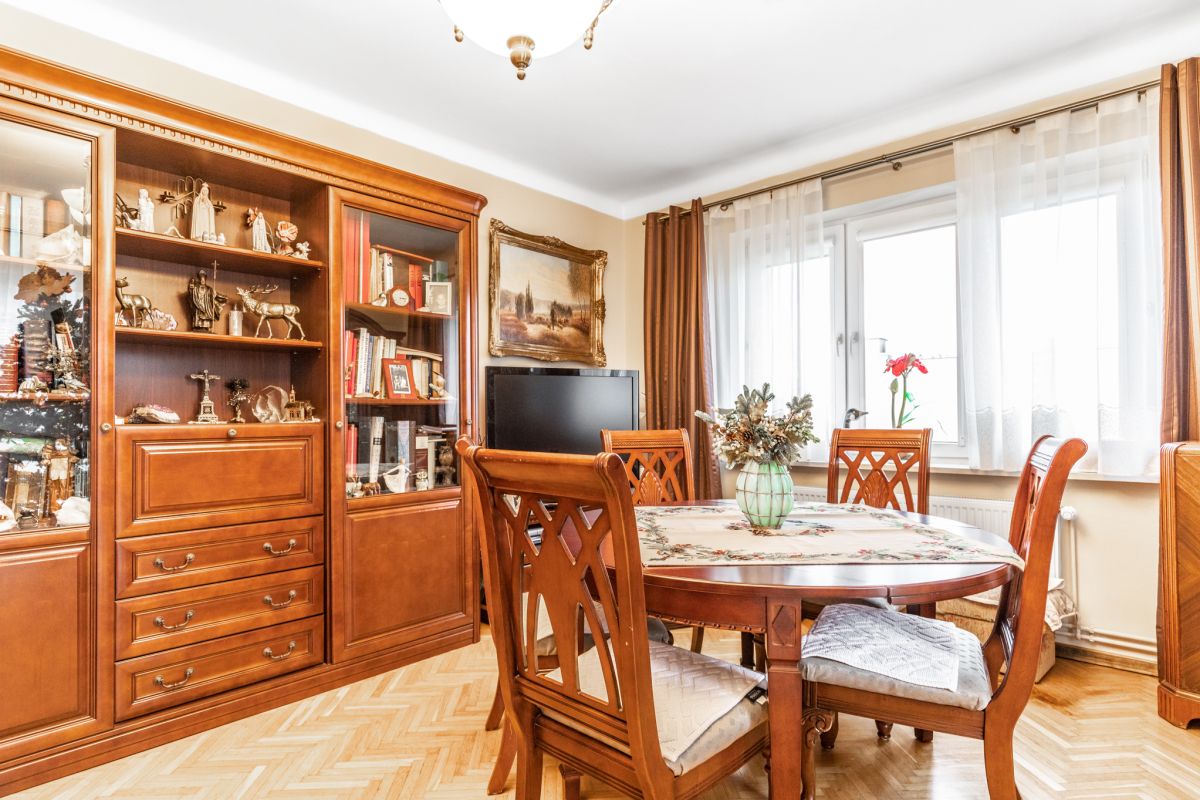 Centrum 3 pokoje, balkon, piwnica, 2 garaże