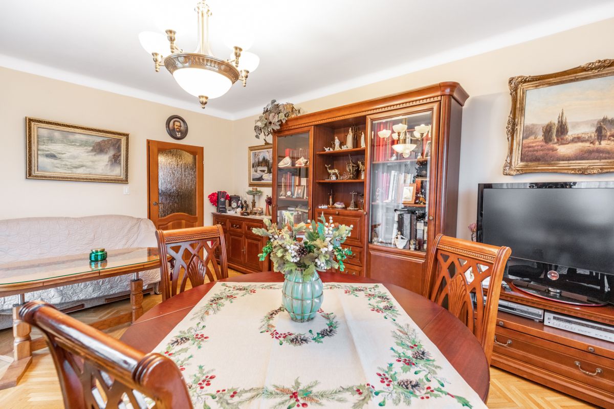 Centrum 3 pokoje, balkon, piwnica, 2 garaże