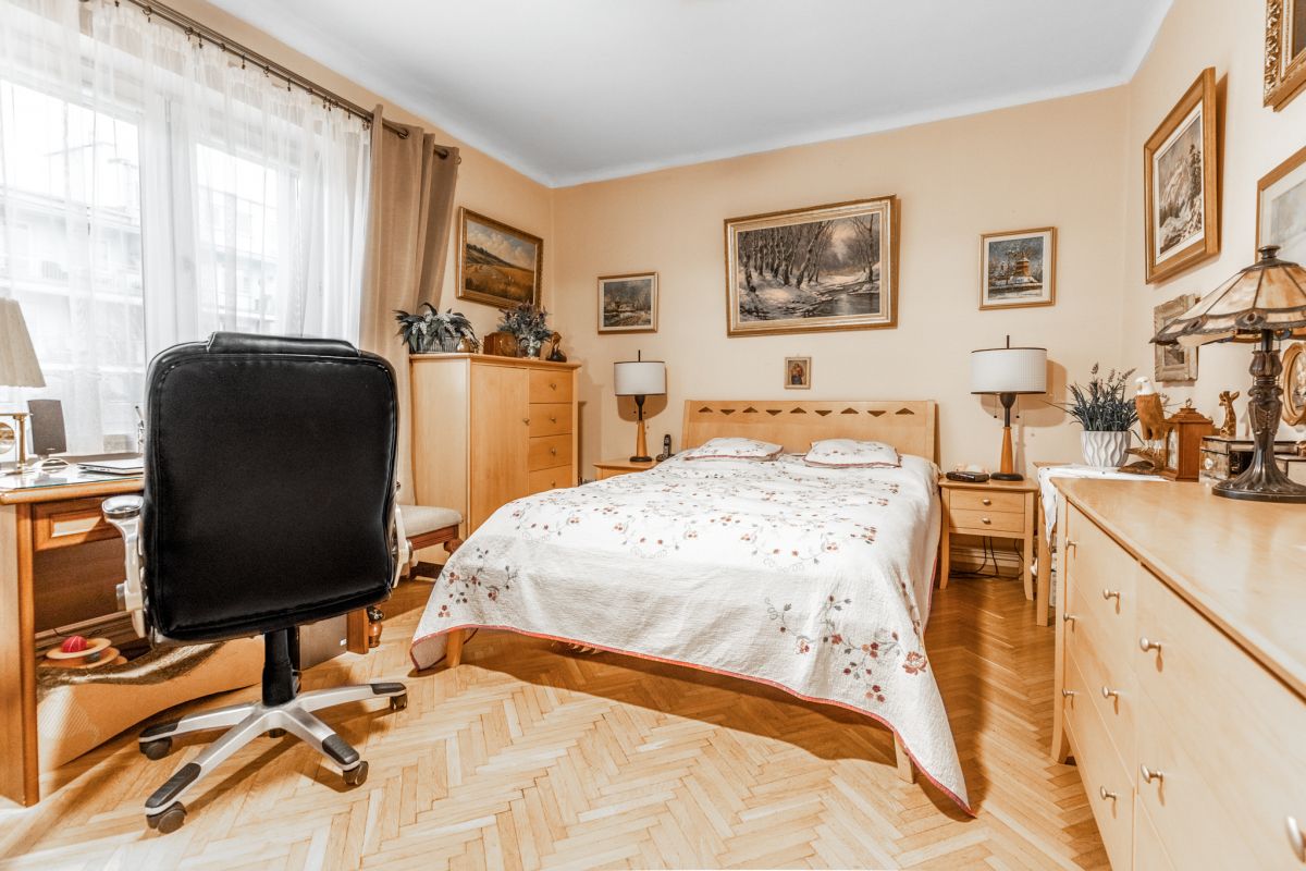 Centrum 3 pokoje, balkon, piwnica, 2 garaże