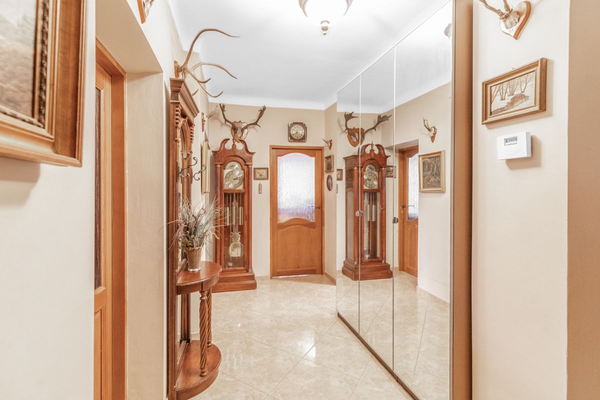 Centrum 3 pokoje, balkon, piwnica, 2 garaże