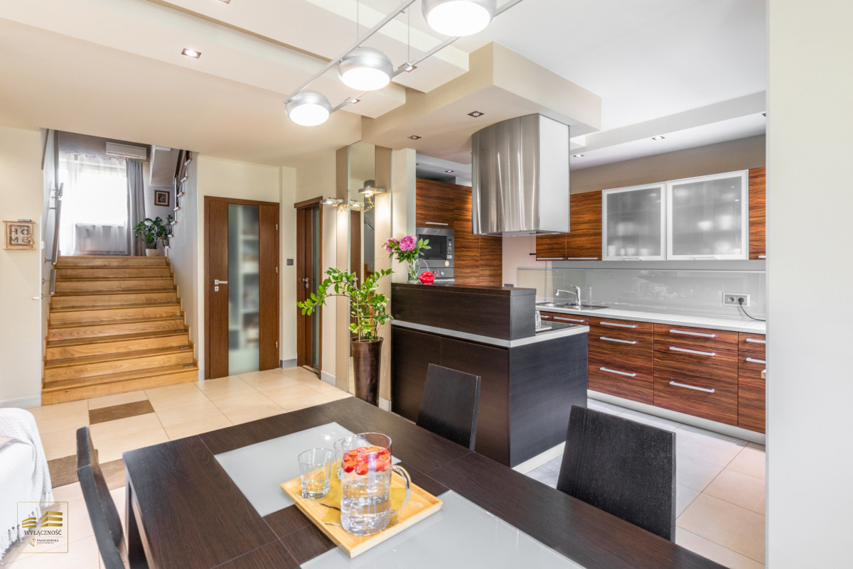 5 pokoi, balkon, piwnica, garaż